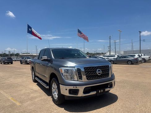 Used 2018 Nissan Titan SV w/ SV Convenience Package RWD image 2