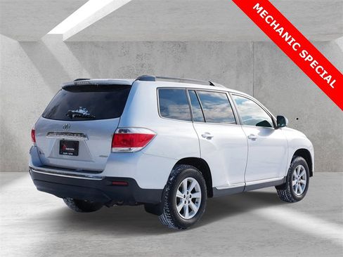 Used 2012 Toyota Highlander SE w/ Tow Pkg image 3