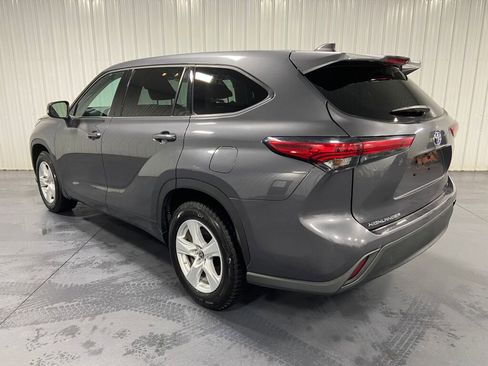Used 2022 Toyota Highlander LE image 3