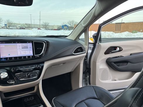 Used 2024 Chrysler Pacifica Limited image 43