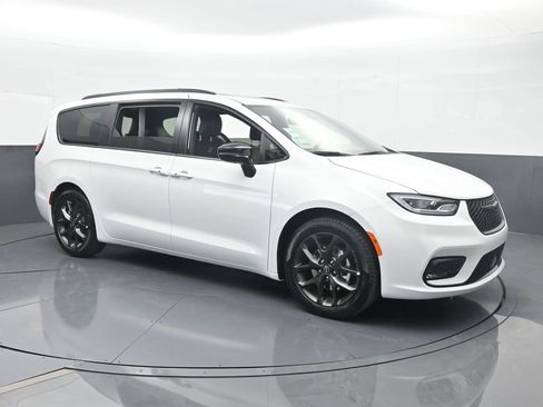 New 2026 Chrysler Pacifica Limited w/ S Appearance Package image 8