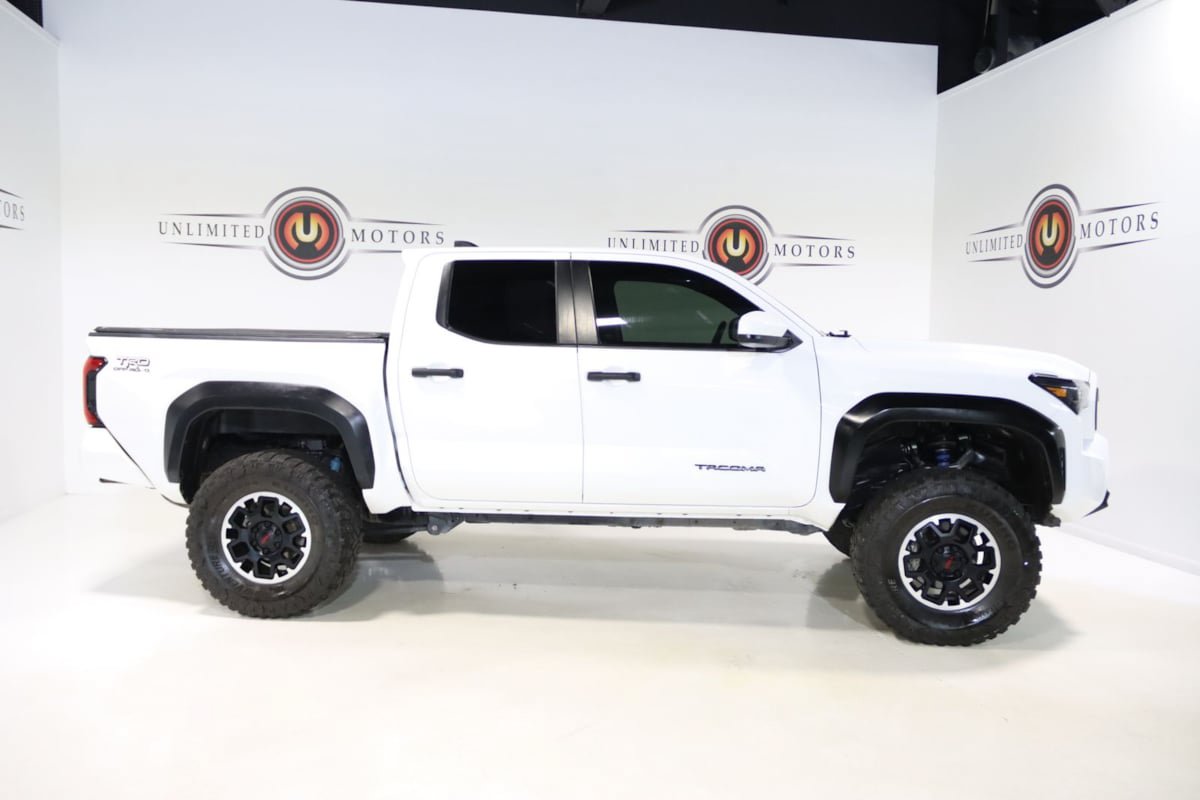Used 2024 Toyota Tacoma TRD Off-Road AWD/4WD image 31