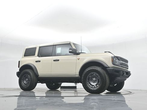 New 2025 Ford Bronco Badlands image 3