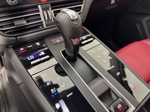 Certified 2025 Porsche Macan image 19