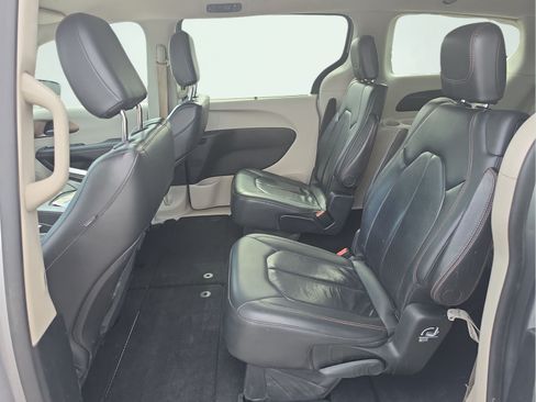 Used 2018 Chrysler Pacifica Touring-L FWD image 11