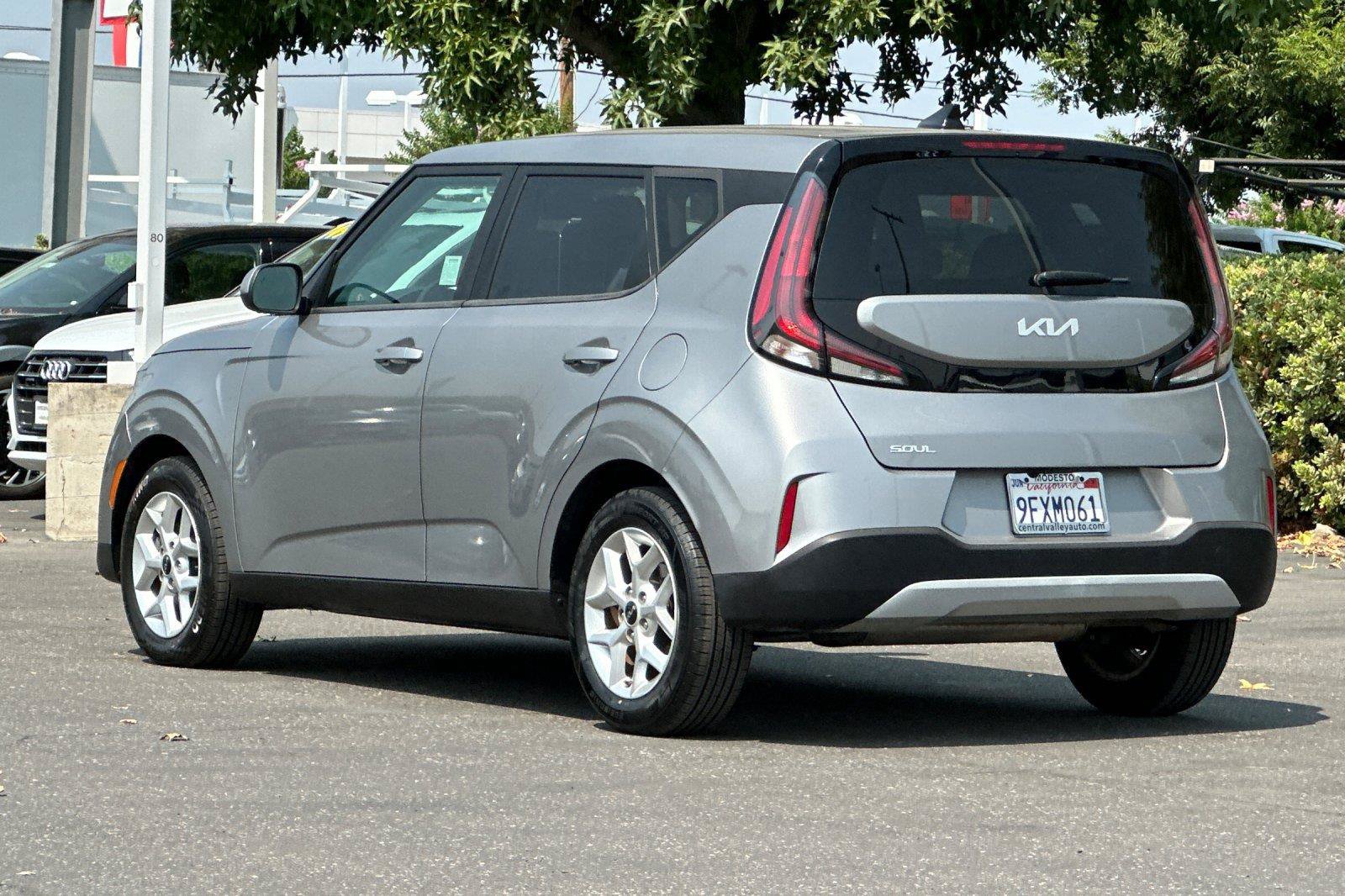 Used 2023 Kia Soul LX w/ LX Technology Package FWD image 5