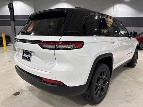 New 2025 Jeep Grand Cherokee Limited image 9