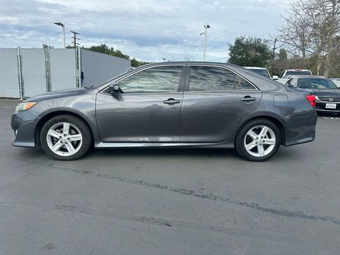 Used 2014 Toyota Camry SE image 2