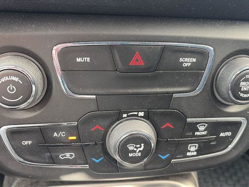 Used 2020 Jeep Compass Latitude w/ Cold Weather Group AWD/4WD image 12