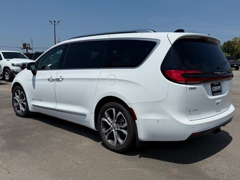 Used 2025 Chrysler Pacifica Pinnacle w/ Trailer Tow Group FWD image 5
