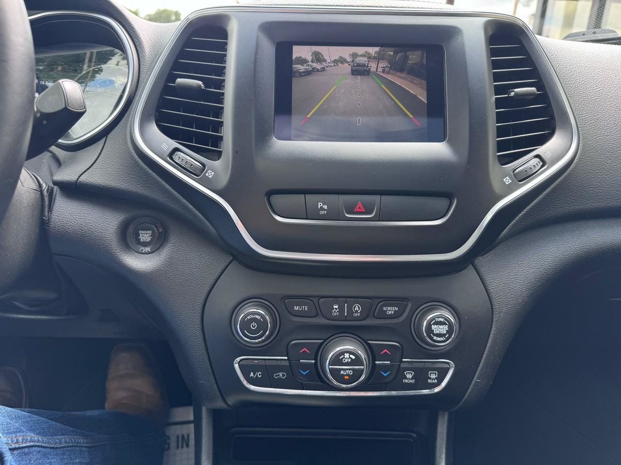 Used 2019 Jeep Cherokee Latitude Plus w/ Comfort/Convenience Group FWD image 17