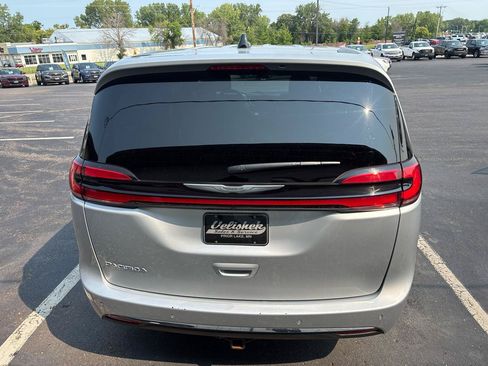 Used 2023 Chrysler Pacifica Touring FWD image 4