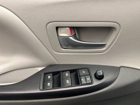 Used 2015 Toyota Sienna LE image 23