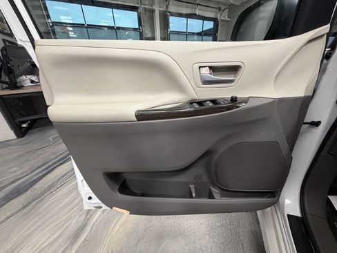 Used 2019 Toyota Sienna XLE image 52