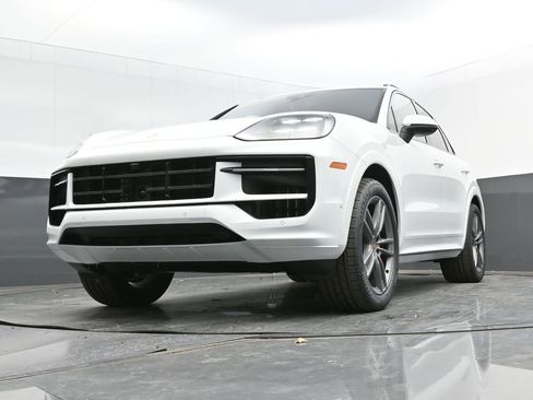 Certified 2025 Porsche Cayenne AWD/4WD image 37