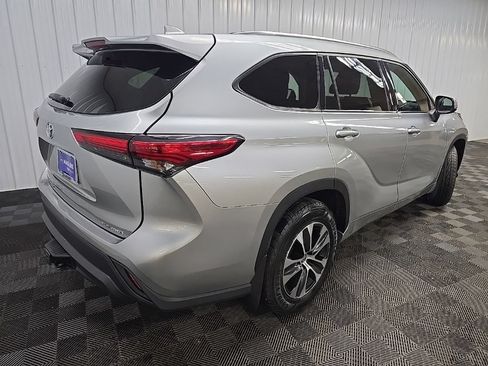 Used 2020 Toyota Highlander XLE AWD/4WD image 12