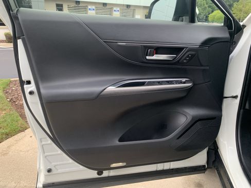 Used 2022 Toyota Venza XLE AWD/4WD image 14