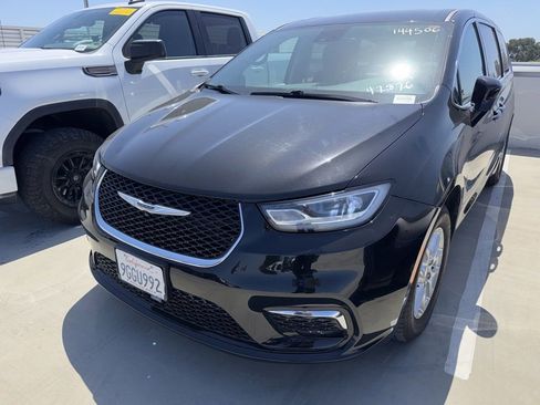 Used 2024 Chrysler Pacifica Touring-L FWD image 2