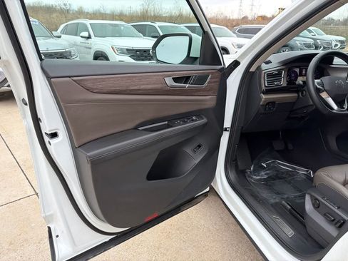 Used 2025 Volkswagen Atlas SEL AWD/4WD image 22