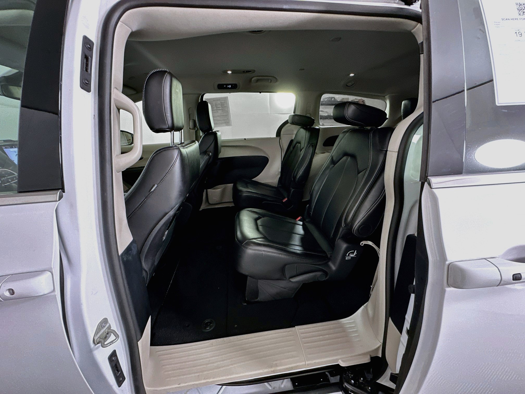 Used 2024 Chrysler Pacifica Touring-L FWD image 25
