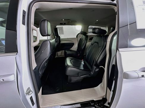 Used 2024 Chrysler Pacifica Touring-L FWD image 25
