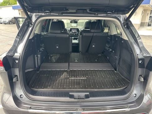 Used 2020 Toyota Highlander XLE AWD/4WD image 16