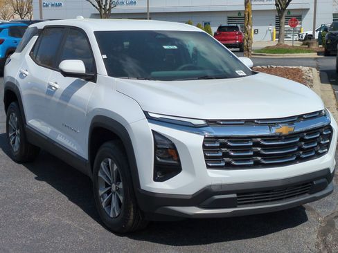 New 2026 Chevrolet Equinox LT w/ Convenience Package II FWD image 2
