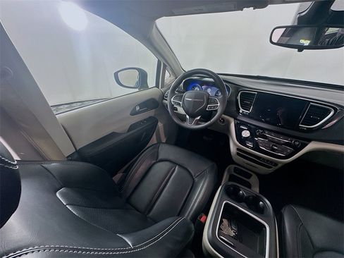 Used 2023 Chrysler Pacifica Touring-L image 9