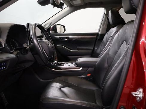 Used 2021 Toyota Highlander Platinum image 12