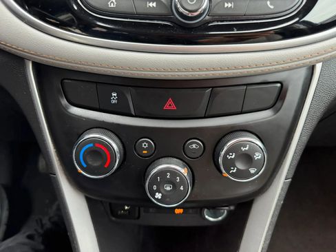 Used 2021 Chevrolet Trax LT FWD image 19
