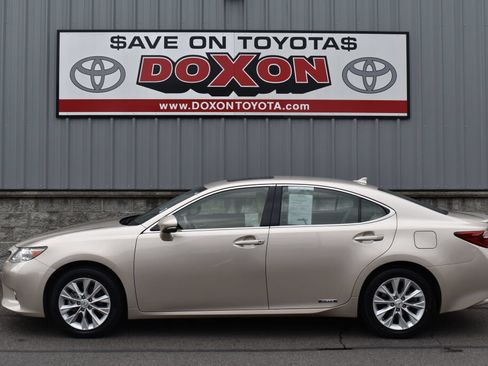 Used 2014 Lexus ES 300h w/ Luxury Package w/Bamboo Trim FWD image 4