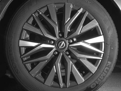 Used 2025 Nissan Altima 2.5 SV FWD image 14