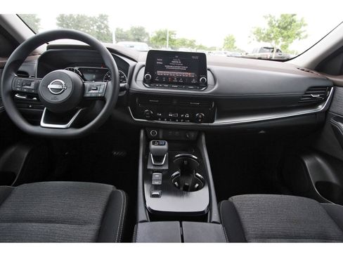 Used 2022 Nissan Rogue SV FWD image 12