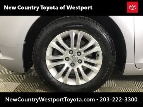 Used 2014 Toyota Sienna XLE image 26