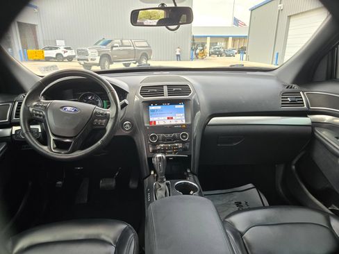 Used 2019 Ford Explorer XLT w/ Equipment Group 202A FWD image 16