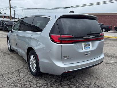 Used 2023 Chrysler Pacifica Touring-L