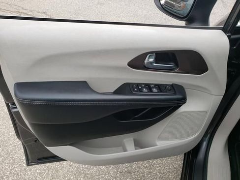 Used 2023 Chrysler Voyager LX image 11