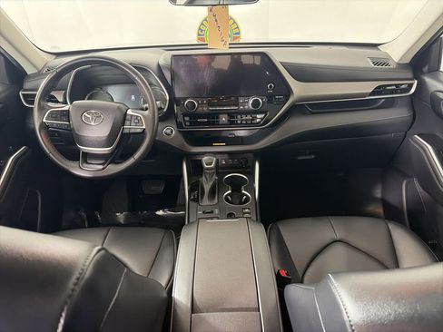 Used 2023 Toyota Highlander XLE AWD/4WD image 7
