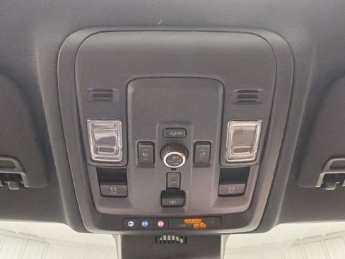 Used 2025 Chevrolet Suburban High Country image 33