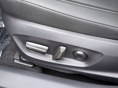 Used 2025 Toyota Prius XLE image 17