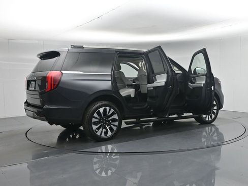 Used 2025 Ford Expedition Platinum w/ Driver's Package AWD/4WD image 6