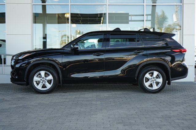 Used 2022 Toyota Highlander LE AWD/4WD image 4
