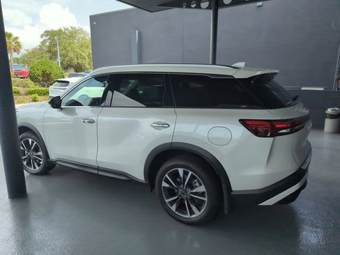 Used 2023 INFINITI QX60 Luxe w/ Vision Package FWD image 3