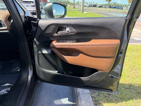Used 2019 Chrysler Pacifica Limited w/ Tire & Wheel Group FWD image 30