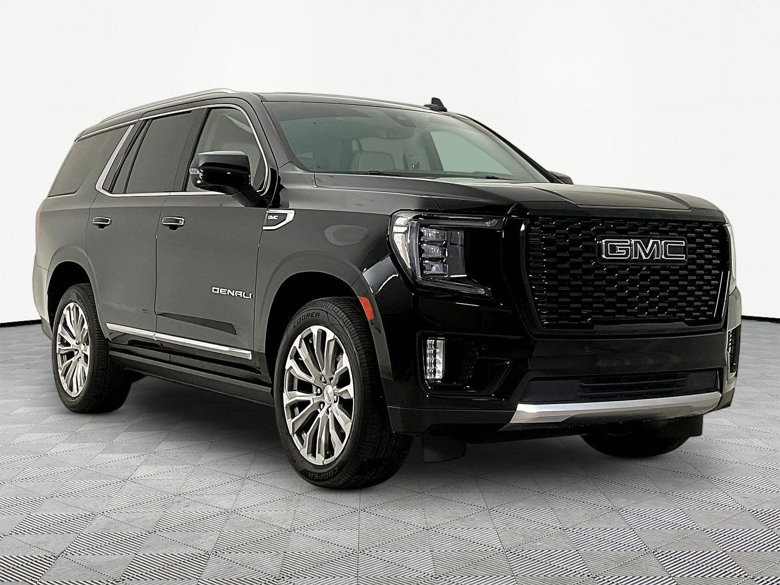 Used 2021 GMC Yukon Denali w/ Denali Ultimate Package AWD/4WD image 3
