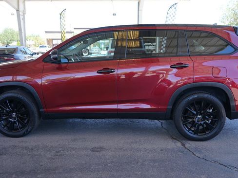 Used 2019 Toyota Highlander SE w/ Nightshade Edition FWD image 6