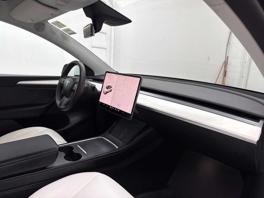 Used 2022 Tesla Model Y Long Range AWD/4WD image 31