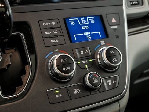 Used 2015 Toyota Sienna XLE Premium image 24