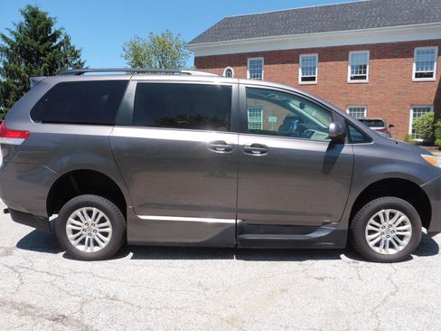 Used 2014 Toyota Sienna XLE FWD image 8