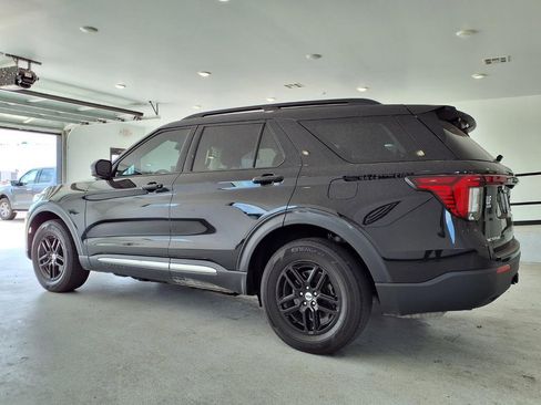 Used 2025 Ford Explorer Active AWD/4WD image 2